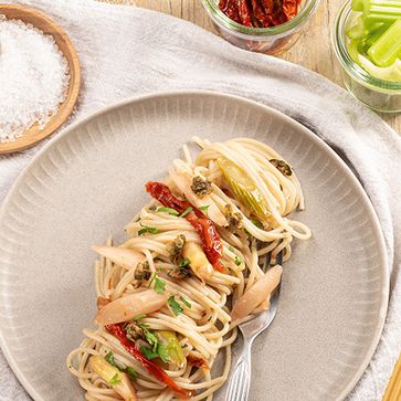 Lauwarmer Dinkel Spaghetti-Salat mit Spargel und Rhabarber
