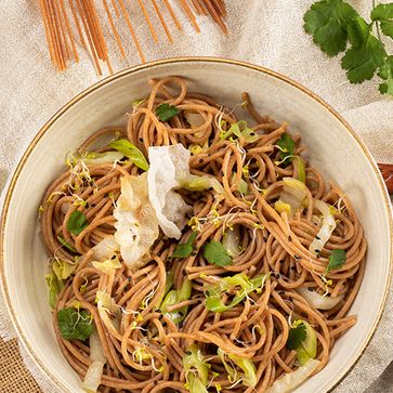 Asiatischer Dinkelvollkorn Spaghetti-Salat mit Chinakohl