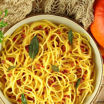 Kürbis-Spaghetti mit Speck und Salbei