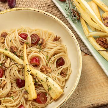 Dinkel Spaghetti mit Wurzelgemüse aus dem Ofen und Walnussbutter
